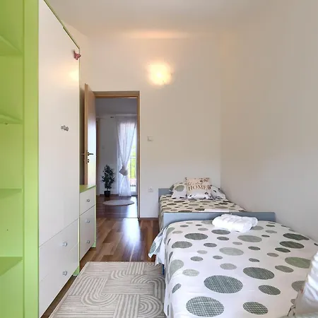 L&v Apartment *